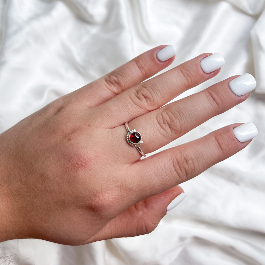 garnet silver ring/ size 8.5